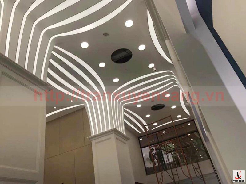 Thi công trần line sáng tại trung tâm thương mại Sài Gòn